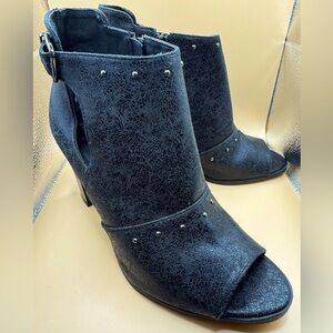 Like new simply Vera by Vera wang black open toe heeled bootie
